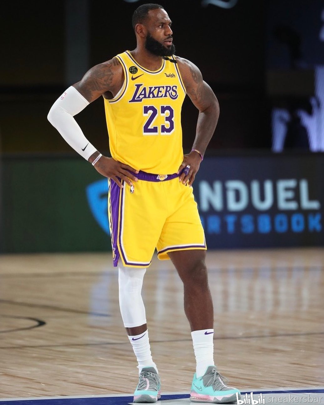 强势的发球 强势的发球